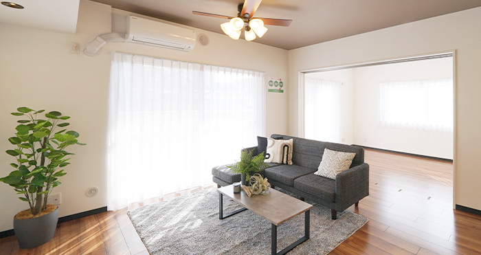 引き戸を開けて広々リビングでも