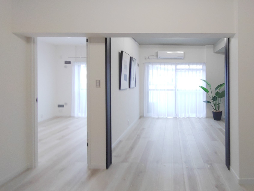引き戸を開けると広々としたリビングの2LDKに 引き戸を開けると広々としたリビングの2LDKに