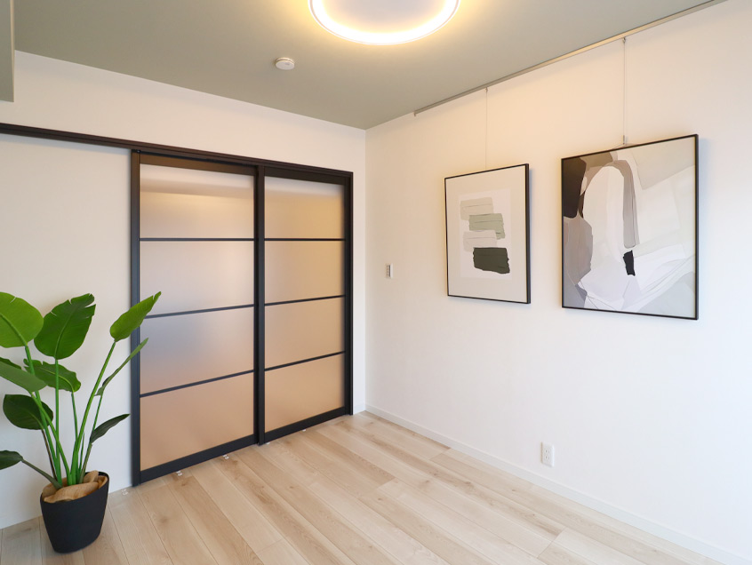 建具はガラス戸を採用し、ダイニングへ採光を送ります 建具はガラス戸を採用し、ダイニングへ採光を送ります