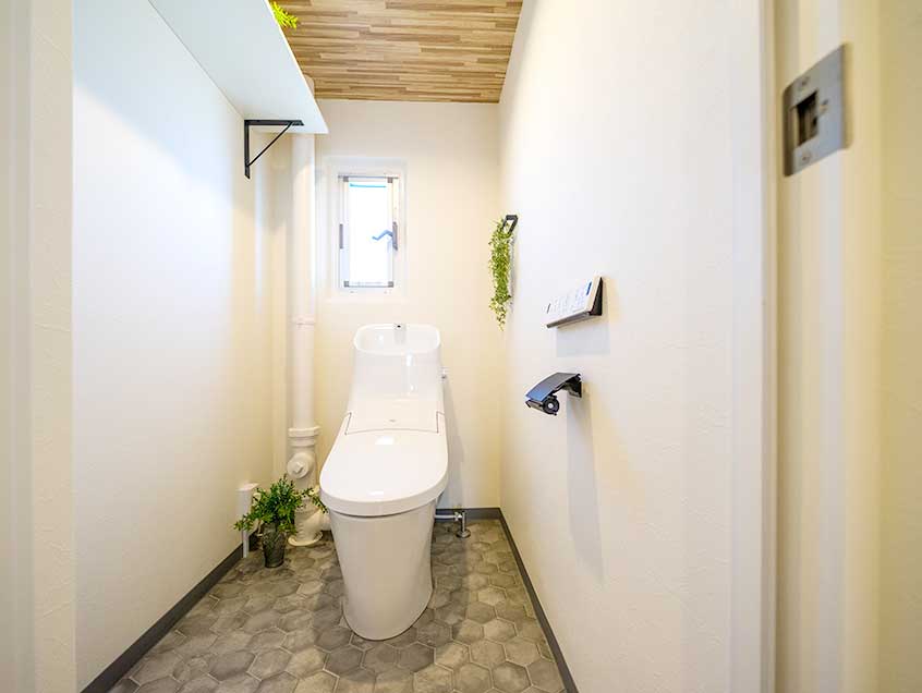 一体型トイレ、壁掛けリモコンで快適なトイレ