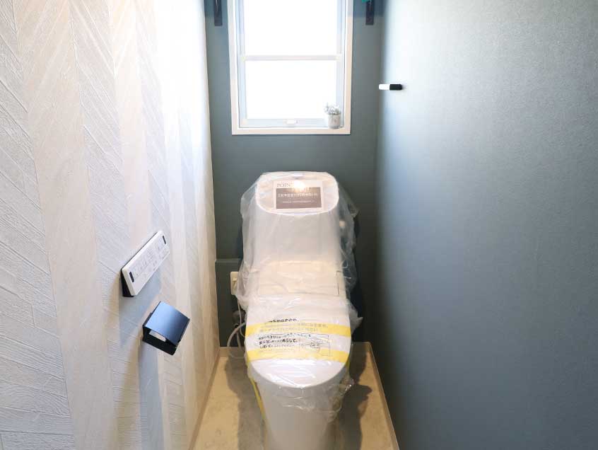 壁掛けリモコン付きの節水型トイレに新規交換済み