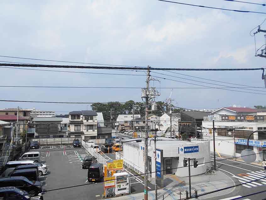 バルコニーからの眺望、目の前に横浜銀行ATM店があります
