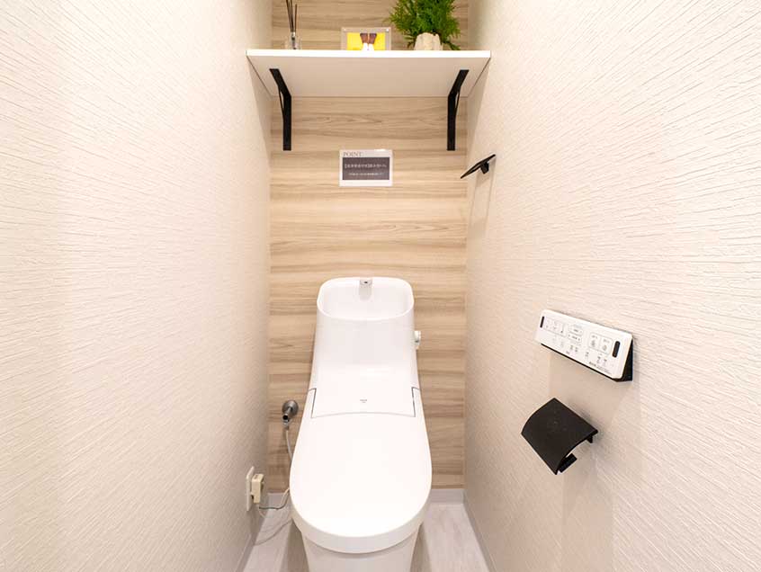 トイレは便利な壁掛けリモコン付きです