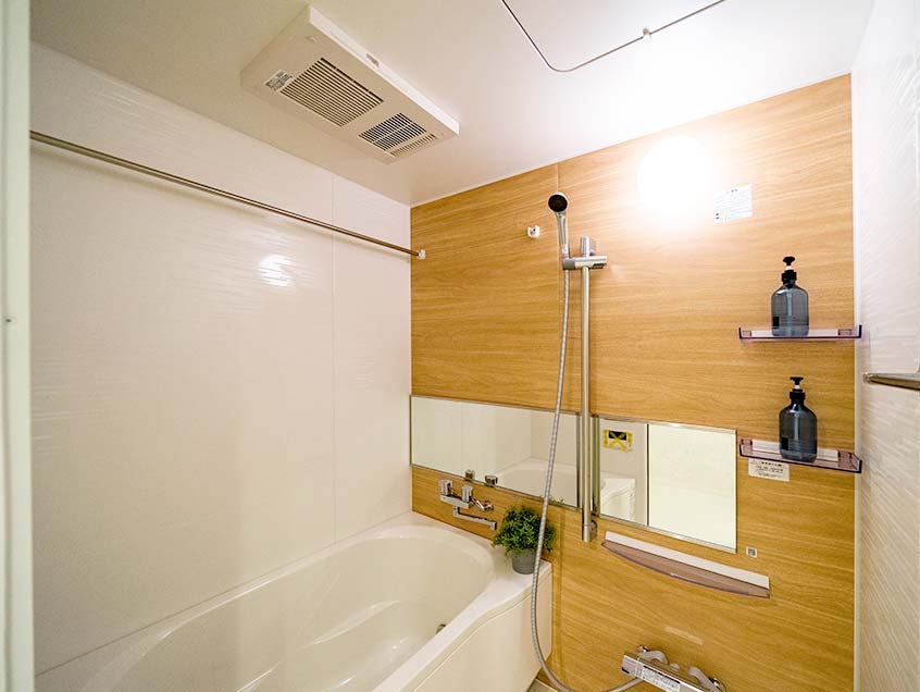 浴室換気乾燥機付きのバスルーム