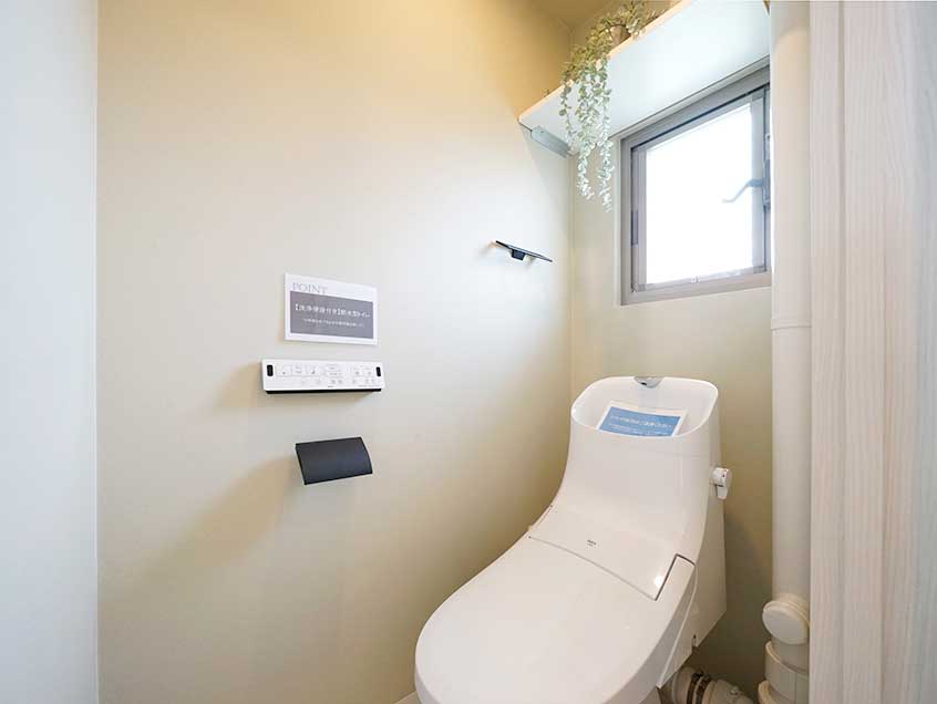 温水洗浄便座一体型トイレ、便利な壁掛けリモコン